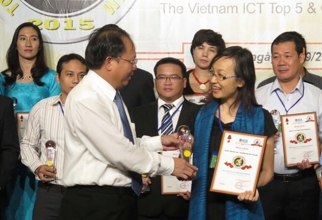 Ngày 24/9, bà Trang Nguyễn Diễm Chi - Giám đốc Trung tâm đào tạo nhận huy chương vàng ICT Việt Nam 2015 do Phó chủ tịch UBND TP HCM Tất Thành Cang trao tặng.