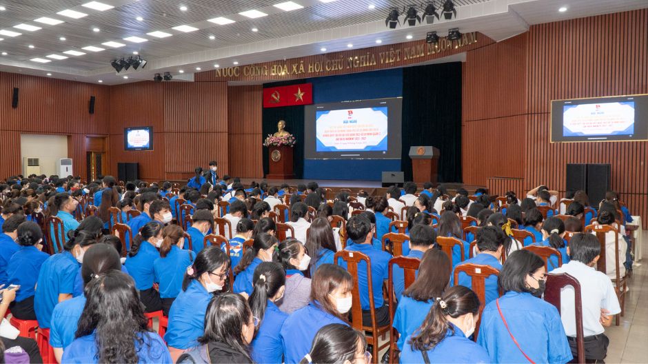 Đoàn viên chăm chú lắng nghe