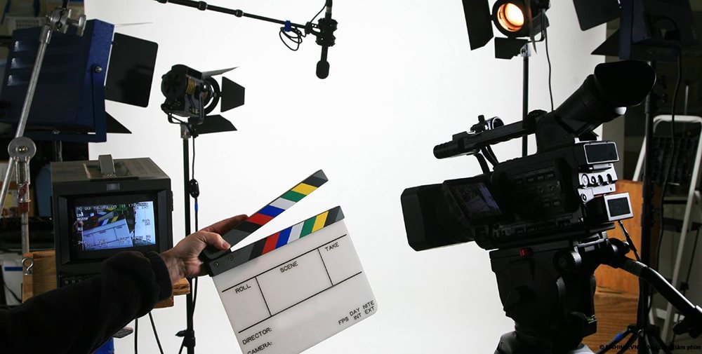Hoạt động của ngành quản trị công nghệ truyền thông xoay quanh quá trình sản xuất phim truyền hình, quảng cáo,...