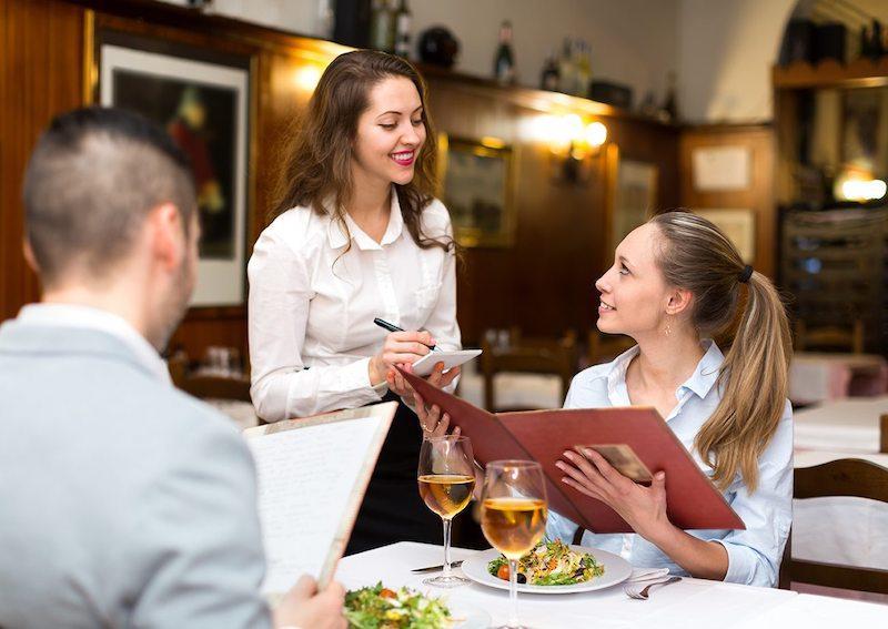 Sau khi tốt nghiệp, cử nhân ngành quản trị nhà hàng và dịch vụ ăn uống có thể đảm nhận nhiều vị trí công việc với mức lương hấp dẫn