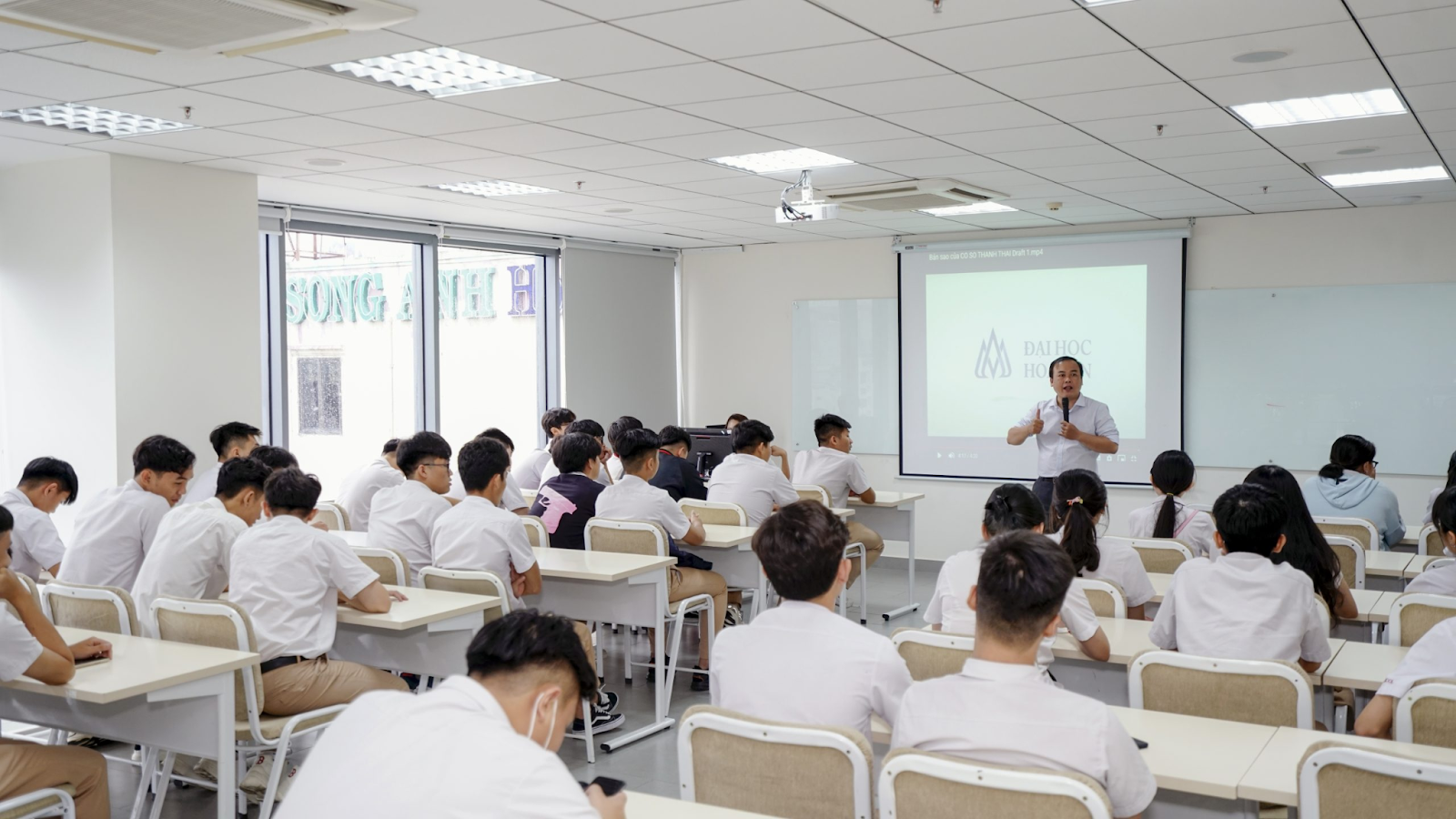 Nhiều sinh viên ngành Luật lựa chọn công việc giảng dạy tại các trường Đại học sau khi tốt nghiệp