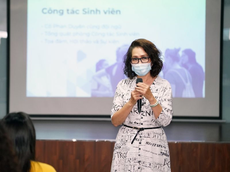 Cô Phan Duyên - Phòng Công tác Sinh viên và Quan hệ Doanh nghiệp giới thiệu về chương trình hỗ trợ sinh viên và gia sư tiếng Anh