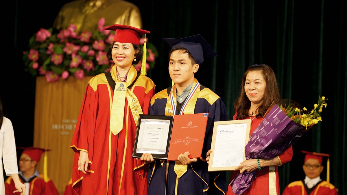 NGƯT.GS.TS Mai Hồng Quỳ trao bằng tốt nghiệp cho tân khoa.