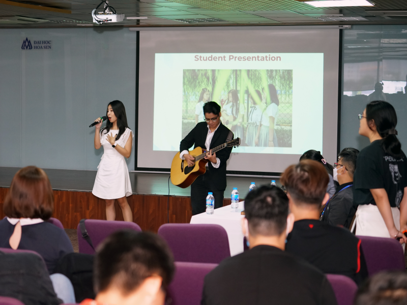 Sinh viên khóa đầu tiên của chương trình Hoa Sen Plus chia sẻ kinh nghiệm và giao lưu văn nghệ tại sự kiện