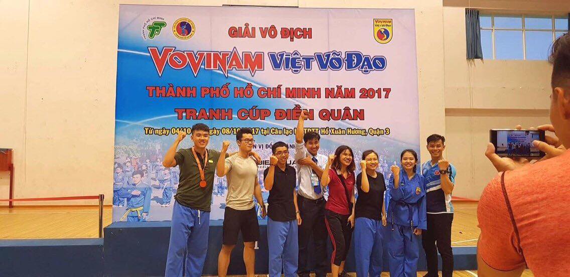Thạc sĩ Nguyễn Hải Kỳ Phong cùng tuyển Vovinam HSU năm 2017