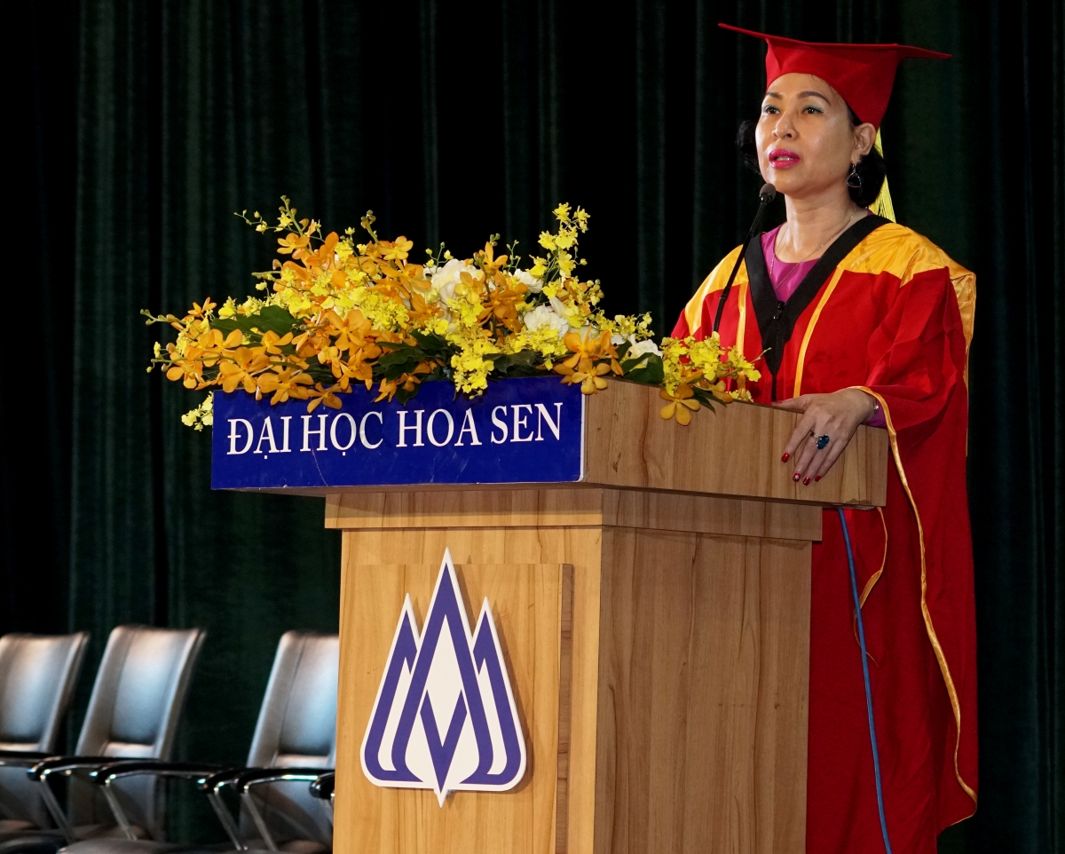 NGƯT.GS.TS Mai Hồng Quỳ phát biểu tại buổi lễ Tốt nghiệp lần thứ 33 của Đại học Hoa Sen