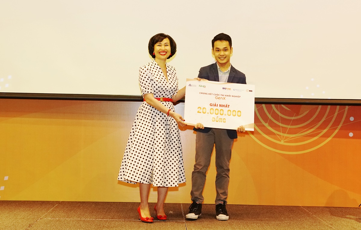 NGƯT.GS.TS Mai Hồng Quỳ trao giải Nhất cho dự án TOURIST MASTER