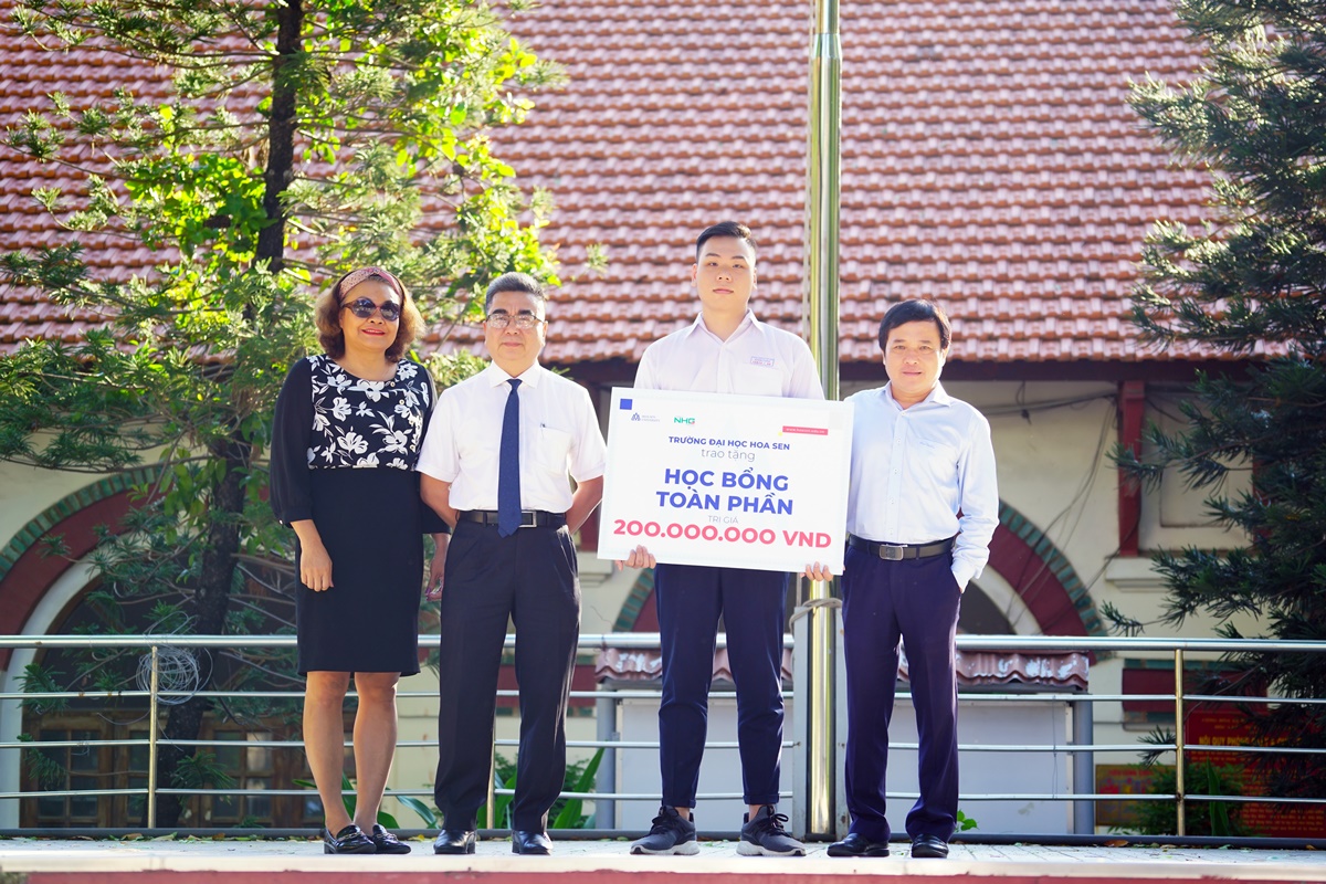 PGS.TS Nguyễn Ngọc Điện - Hiệu trưởng Trường Đại học Hoa Sen (HSU) trao học bổng cho trường THPT Marie Curie