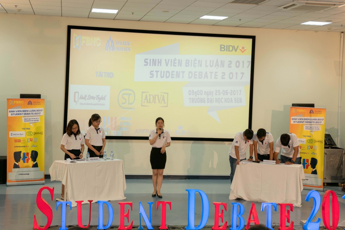 Thanh vien doi Hope trinh bay luan diem - Hoa Sen Student Debate 2017