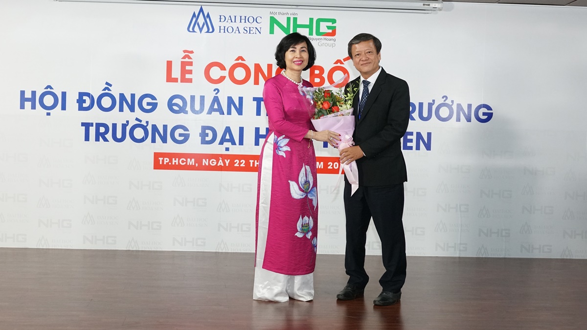 PGS – Tiến sĩ Nguyễn Văn Ngãi – Phó Hiệu trưởng trường ĐH Hoa Sen tặng hoa chúc mừng tân Hiệu trưởng Mai Hồng Quỳ