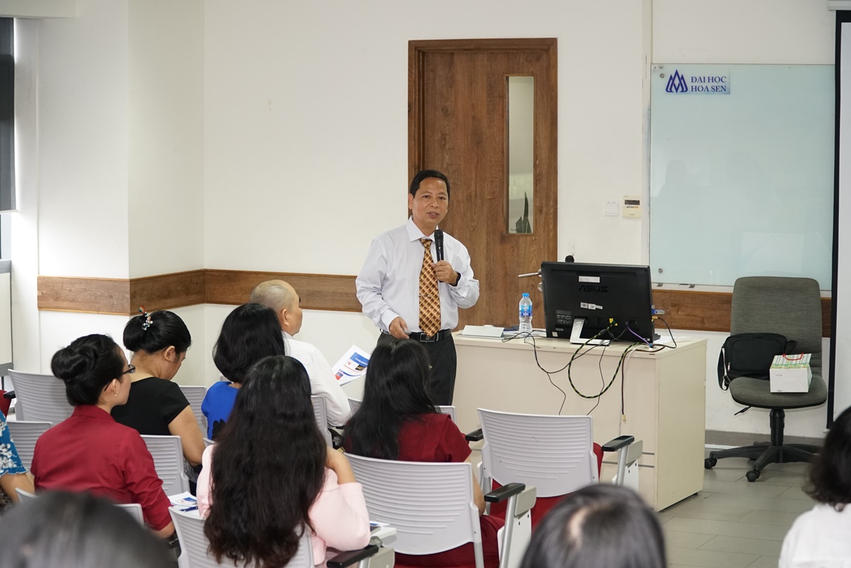 PGS.TS Đinh Điền nói chuyện tại Đại học Hoa Sen