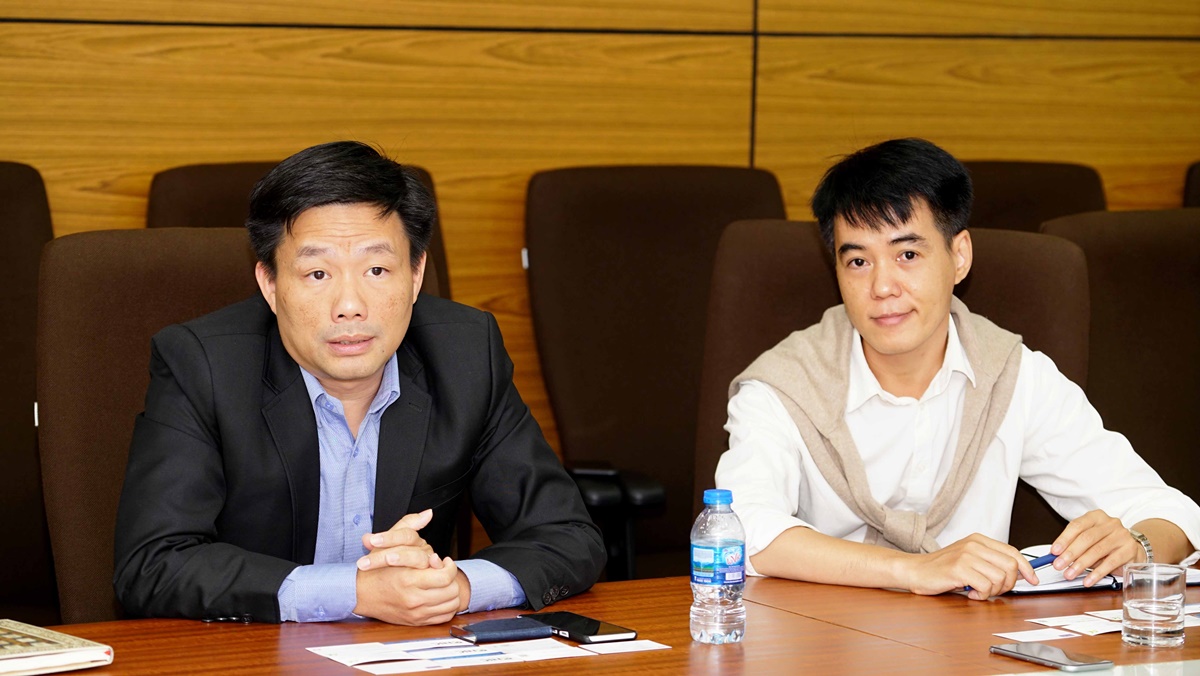 Tiến sĩ Vũ Tường Thụy (bìa trái) và Tiến sĩ Nguyễn Minh Anh