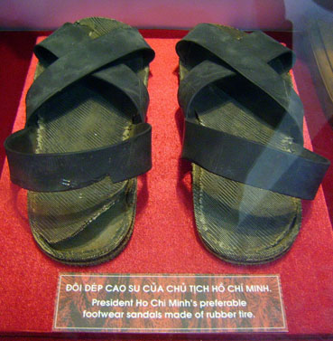 Những đôi dép Bác Hồ gắn liền với lịch sử của dân tộc. Hãy cùng ngắm lại hình ảnh của Bác trong những đôi dép mang đậm tính biểu tượng này của dân tộc chúng ta.