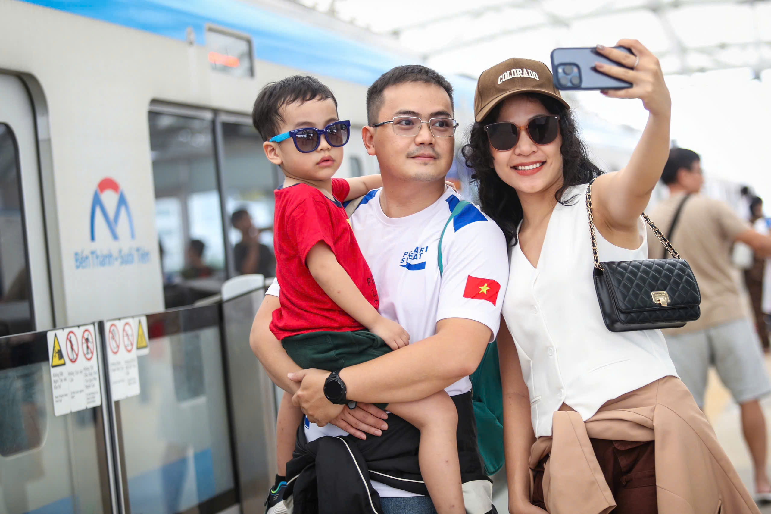 Người dân hứng khởi check-in với tuyến tàu metro đầu tiên tại TP.HCM